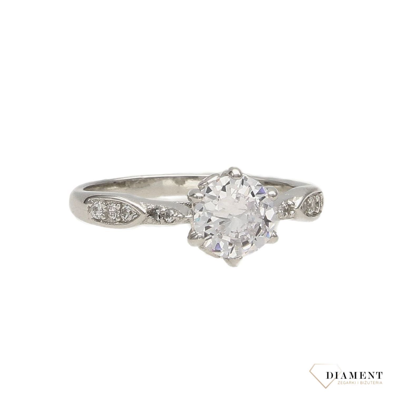 Srebrny pierścionek piękna oprawa z cyrkonią DIA-PRS-3714-925 (1).jpg