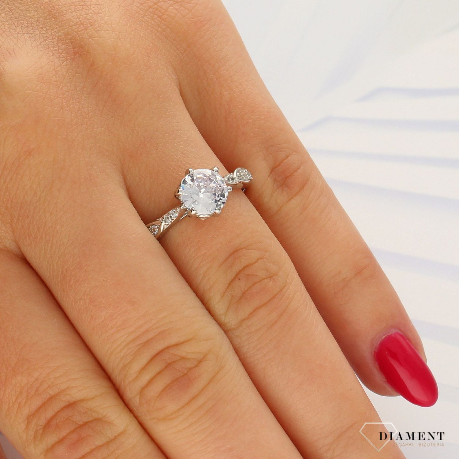 Srebrny pierścionek piękna oprawa z cyrkonią DIA-PRS-3714-925 (1).jpg