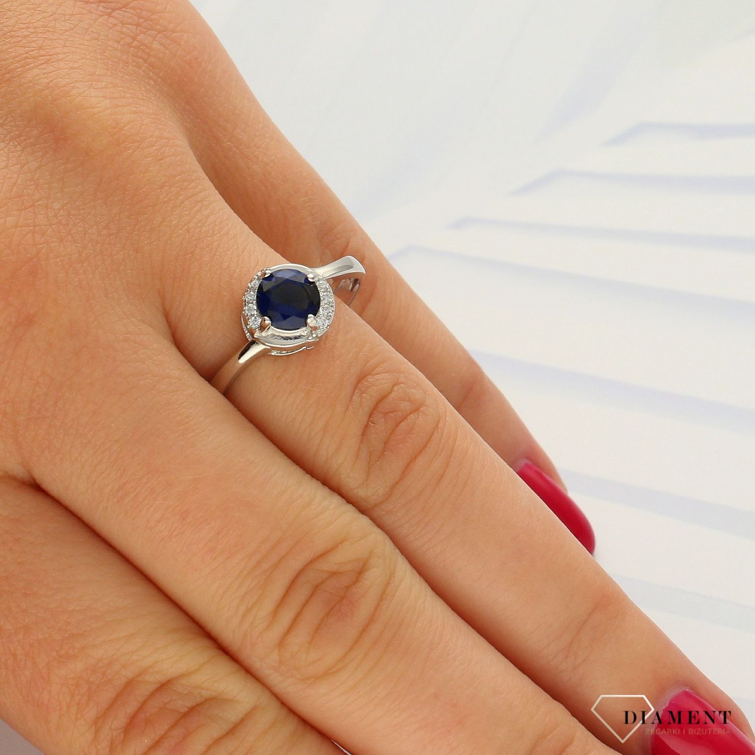 Srebrny pierścionek granatowa cyrkonia DIA-PRS-3716-925 (1).jpg