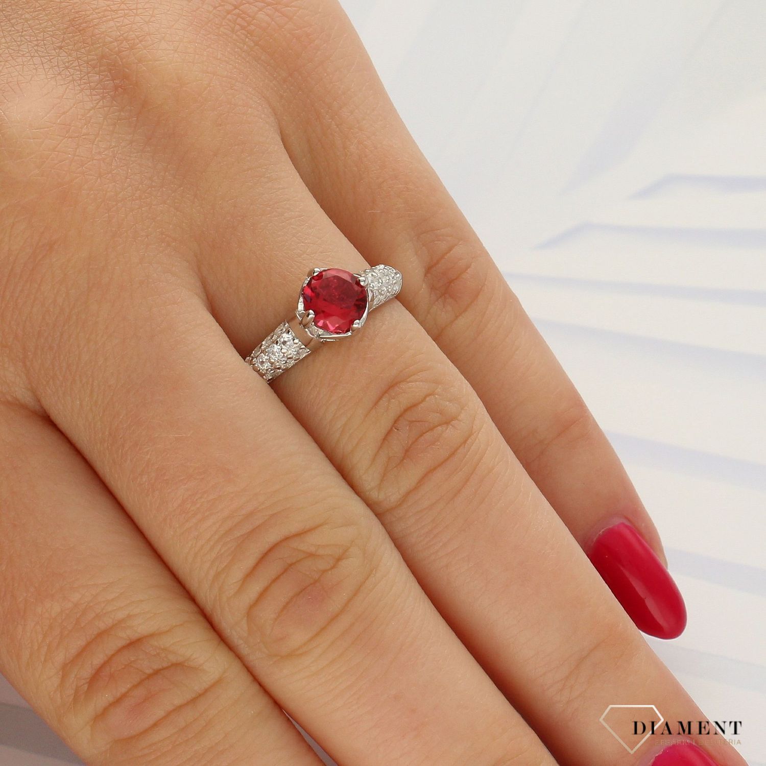 Srebrny pierścionek klasyczny z czerwoną cyrkonią DIA-PRS-3717-925 (1).jpg