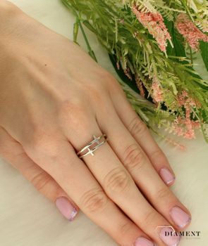 Srebrny pierścionek podwójny z motywem krzyżyka DIA-PRS-38069-925.  Klasyczny srebrny pierścionek to dodatek, który sprawdzi się w każdej stylizacji, dlatego każda kobieta powinna mieć go w swojej kolekcji. Ten urokliwy pierś (1).jpg
