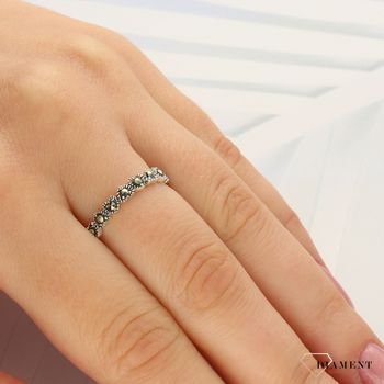 Srebrny pierścionek obrączka serduszka z markazytami DIA-PRS-3901-925. Srebrny pierścionek w formie obrączki w kolorze srebrnym z ozdobnymi markazytami (2).jpg