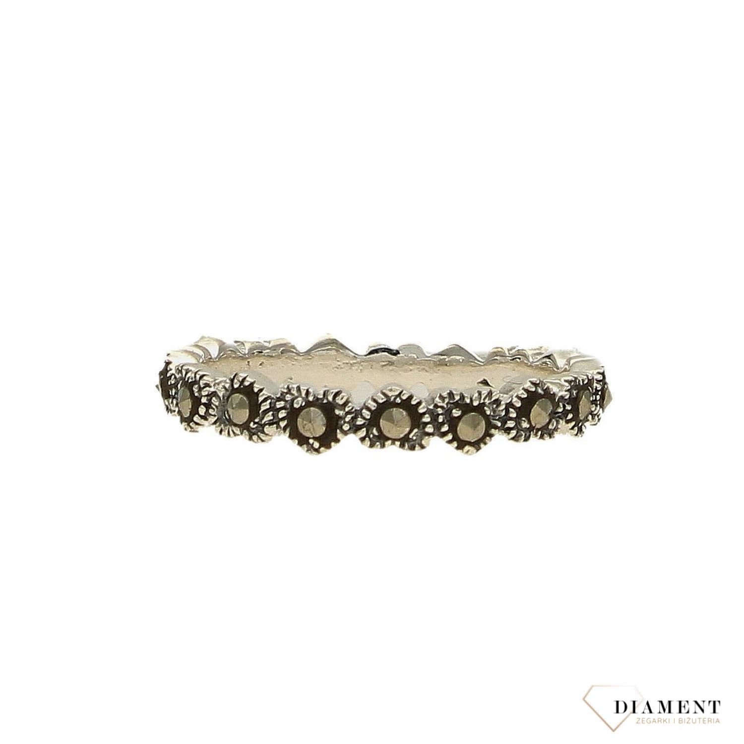 Srebrny pierścionek obrączka serduszka z markazytami DIA-PRS-3901-925. Srebrny pierścionek w formie obrączki w kolorze srebrnym z ozdobnymi markazytami (1).jpg