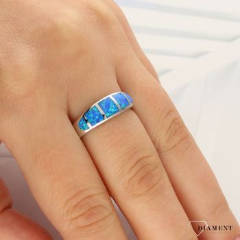 Srebrny pierścionek z niebieskim opalem DIA-PRS-3904-925. Srebrny pierścionek w formie obrączki w kolorze srebrnym z ozdobą w formie niebieskiego opalu (2).jpg
