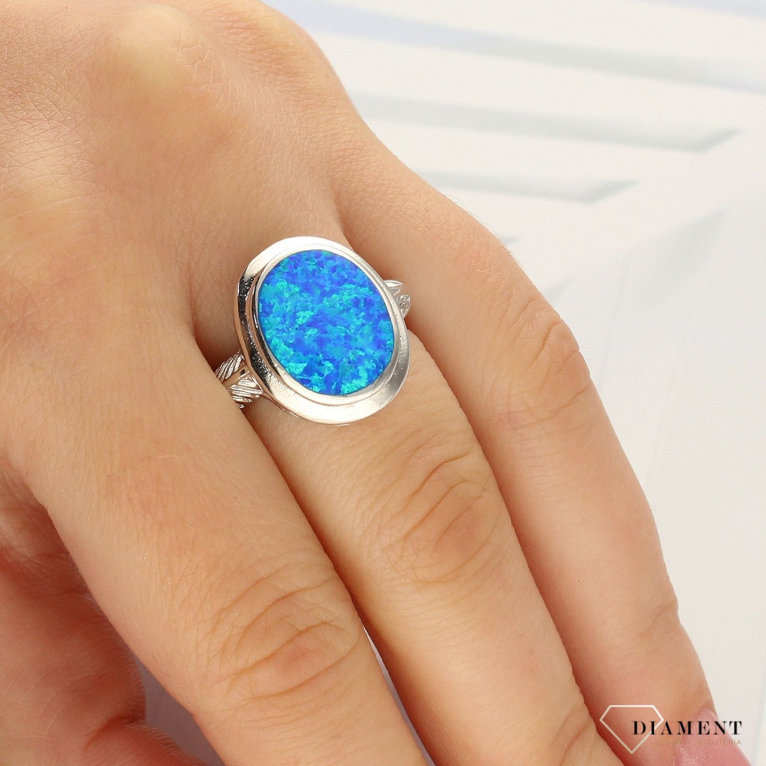 Srebrny pierścionek sygnet z opalem DIA-PRS-3908-925. Srebrny pierścionek w formie sygnetu w kolorze srebrnym z ozdobnym opalem (1).jpg
