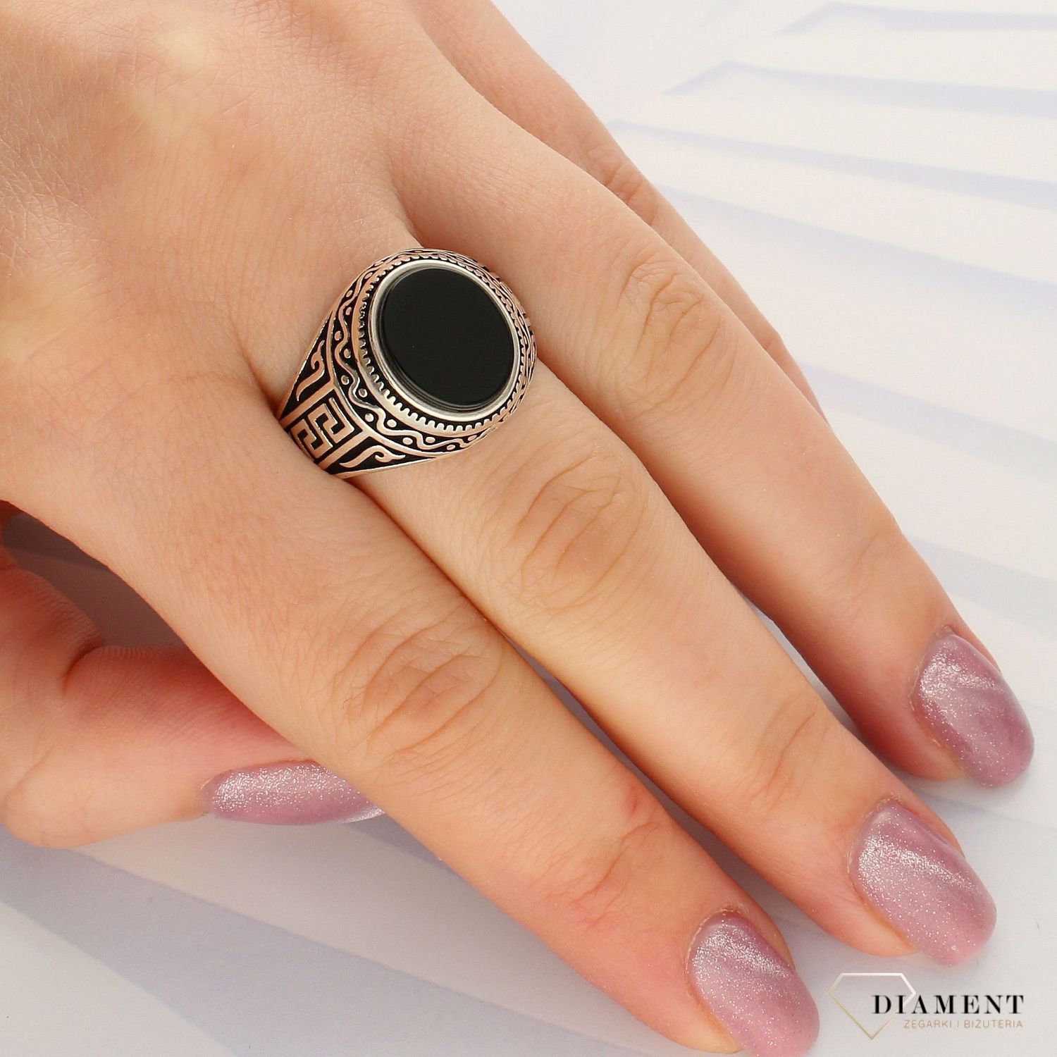 Srebrny sygnet z owalnym, czarnym oczkiem i motywem drogi greckiej DIA-PRS-3959-925 (1).jpg