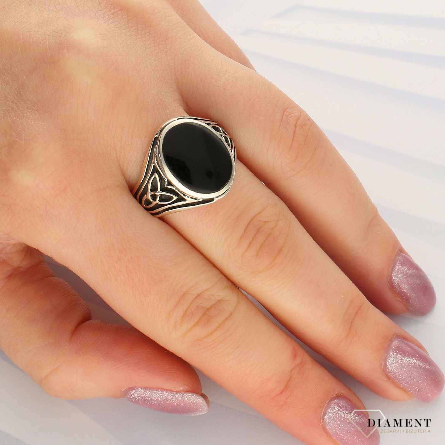 Srebrny, owalny sygnet z Onyksem i grawerem 925 DIA-PRS-3961-925 (1).jpg