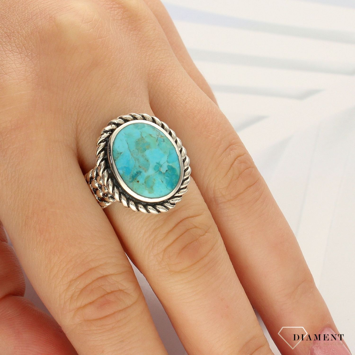 Srebrny pierścionek zdobiony z masą jubilerską DIA-PRS-3964-925. Srebrny pierścionek z oczkiem z masą jubilerską oraz ozdobnym wzorem warkocza (1).jpg