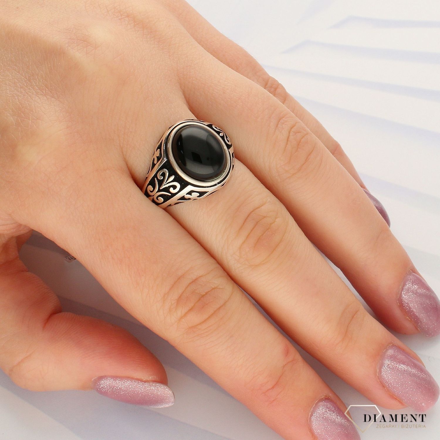 Srebrny sygnet z owalnym Onyksem i grawerem 925 DIA-PRS-3965-925 (1).jpg