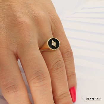 Złoty pierścionek sygnet damski z onyksem i cyrkonią DIA-PRS-4175-585 (2).jpg