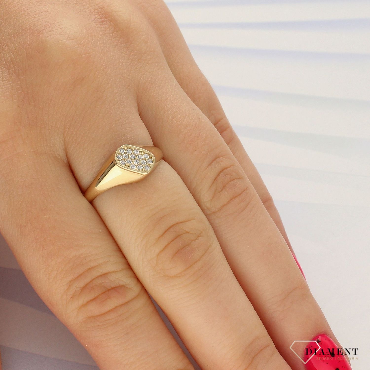 Złoty pierścionek 585 błyszcząca cyrkonia w centrum DIA-PRS-4226-585 (1).jpg