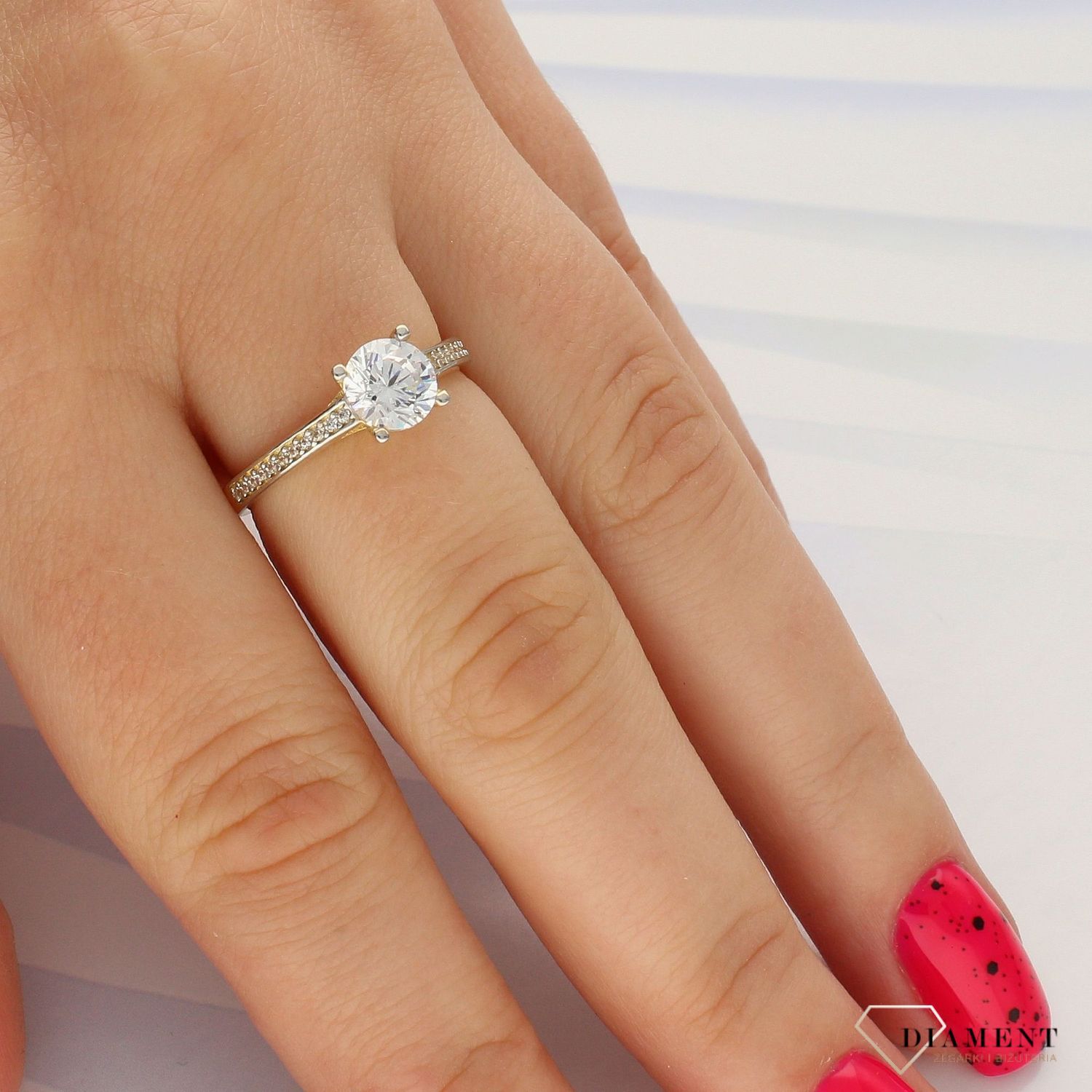 Złoty pierścionek 585 zaręczynowy ozdobiony cyrkonią DIA-PRS-4228-585 (1).jpg