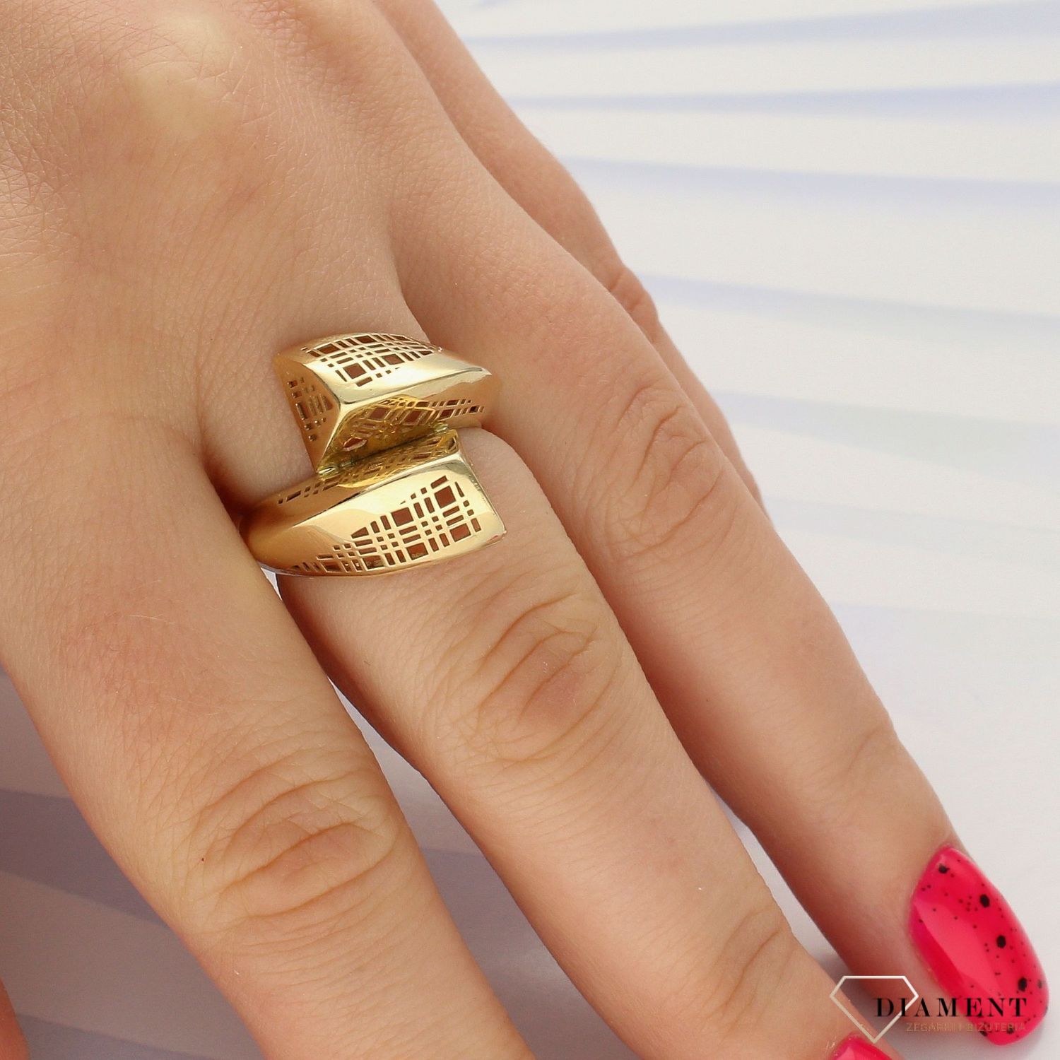 Złoty pierścionek 585 szeroki z siatką DIA-PRS-4229-585 (2).jpg