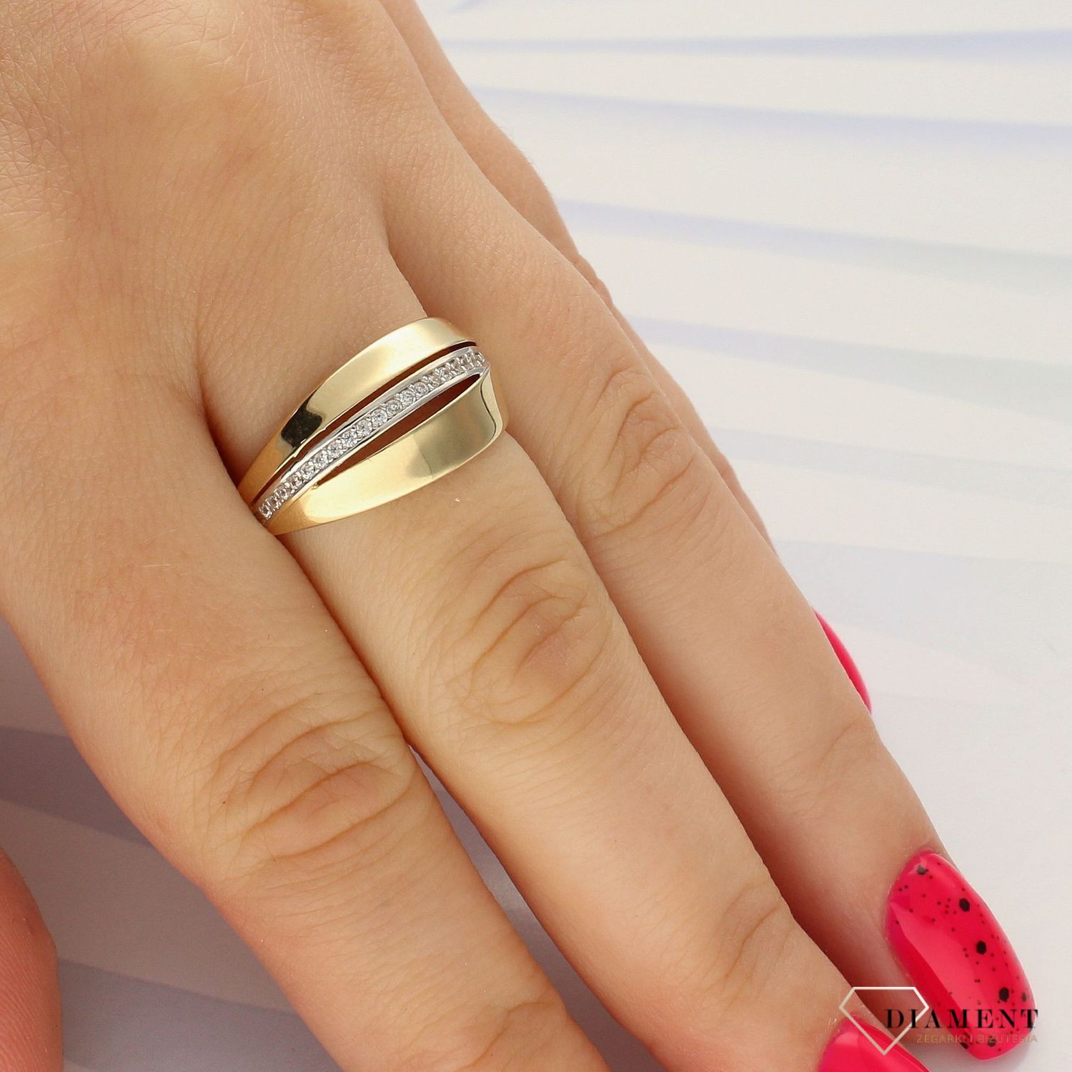 Złoty pierścionek 585 szeroki z pasmem cyrkonii DIA-PRS-4230-585 (1).jpg