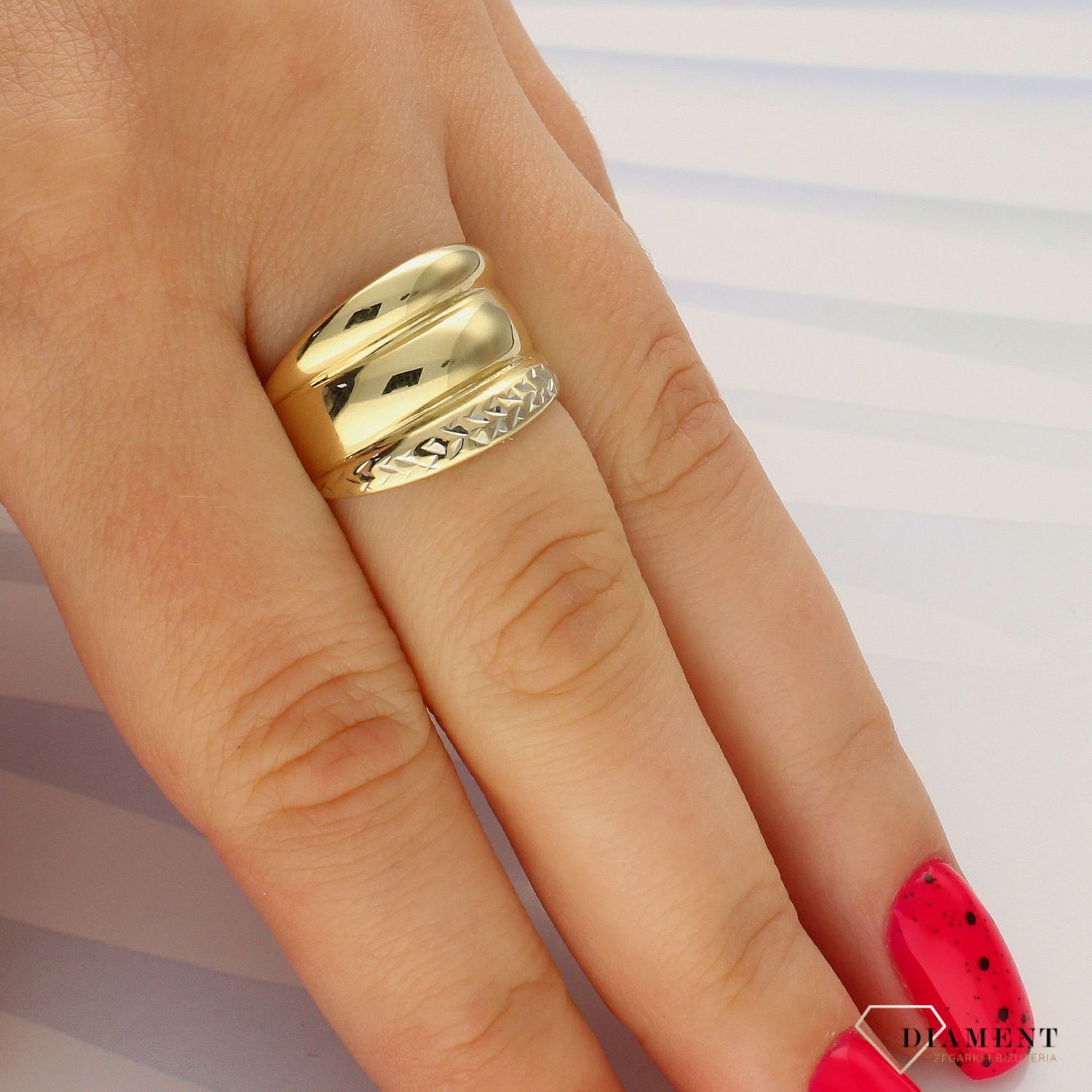 Złoty pierścionek 585 szeroki grawerowany pasek DIA-PRS-4231-585 (1).jpg