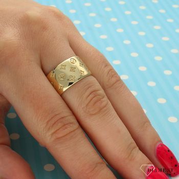 Złoty pierścionek szeroka obrączka z wzorem DIA-PRS-4279-585 (2).jpg