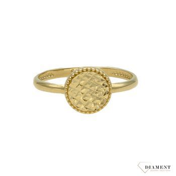 Złoty pierścionek z okrągłą grawerowaną powierzchnią DIA-PRS-4286-585 (1).jpg