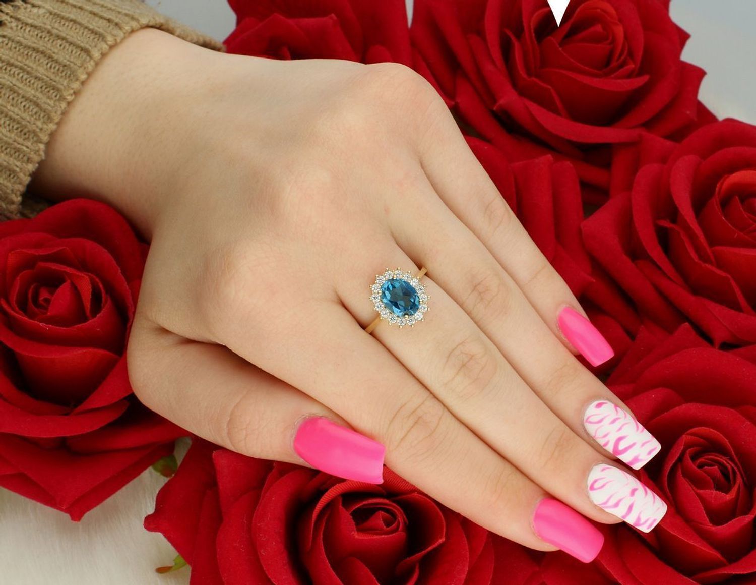 Złoty pierścionek damski DIA-PRS-4289-585 z dużą niebieską cyrkonią i białymi cyrkoniami. Próba 585, waga 2,68 g, rozmiar 15, ozdoba 1,1 x 1,3 cm. Efektowna biżuteria na każdą okazję!1.jpg