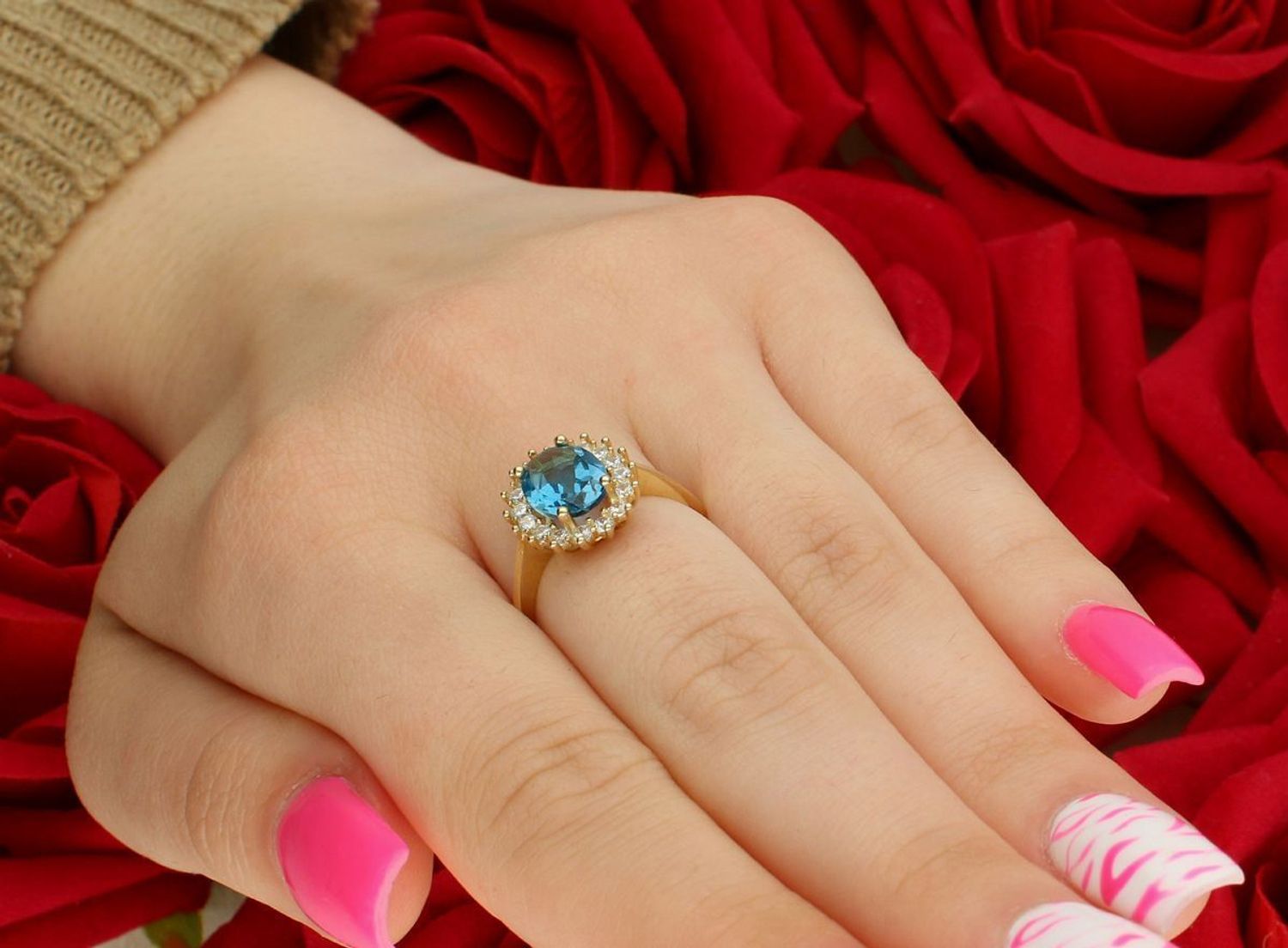 Złoty pierścionek damski DIA-PRS-4289-585 z dużą niebieską cyrkonią i białymi cyrkoniami. Próba 585, waga 2,68 g, rozmiar 15, ozdoba 1,1 x 1,3 cm. Efektowna biżuteria na każdą okazję!1.jpg