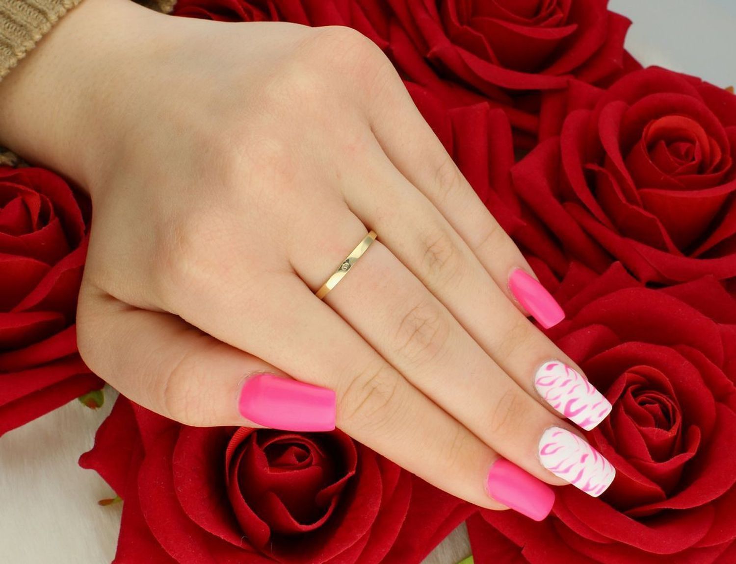 Złoty pierścionek damski DIA-PRS-4289-585 z dużą niebieską cyrkonią i białymi cyrkoniami. Próba 585, waga 2,68 g, rozmiar 15, ozdoba 1,1 x 1,3 cm. Efektowna biżuteria na każdą okazję!1.jpg