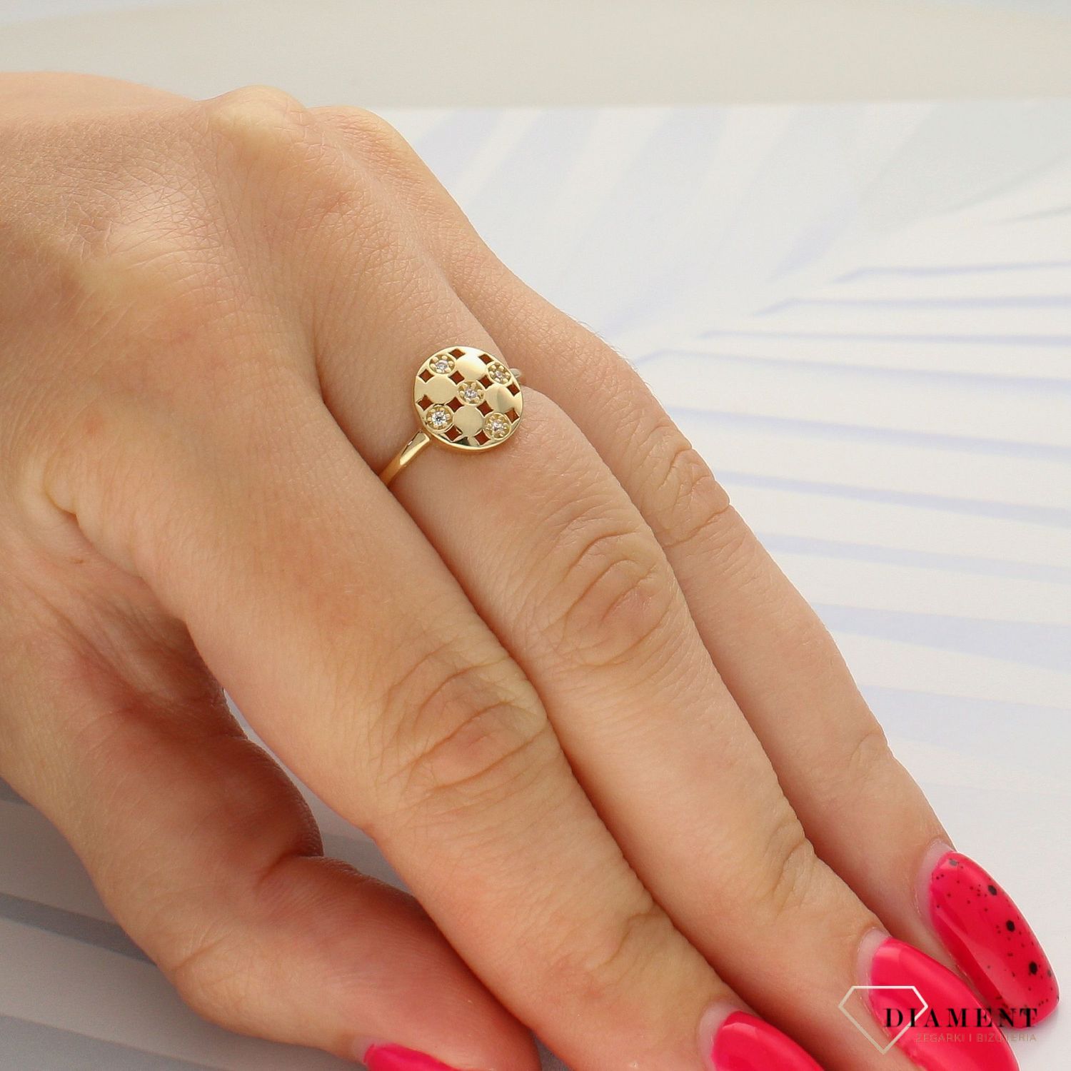 Złoty pierścionek ozdobiony ażurowym kołem z cyrkonią DIA-PRS-4317-585 (1).jpg