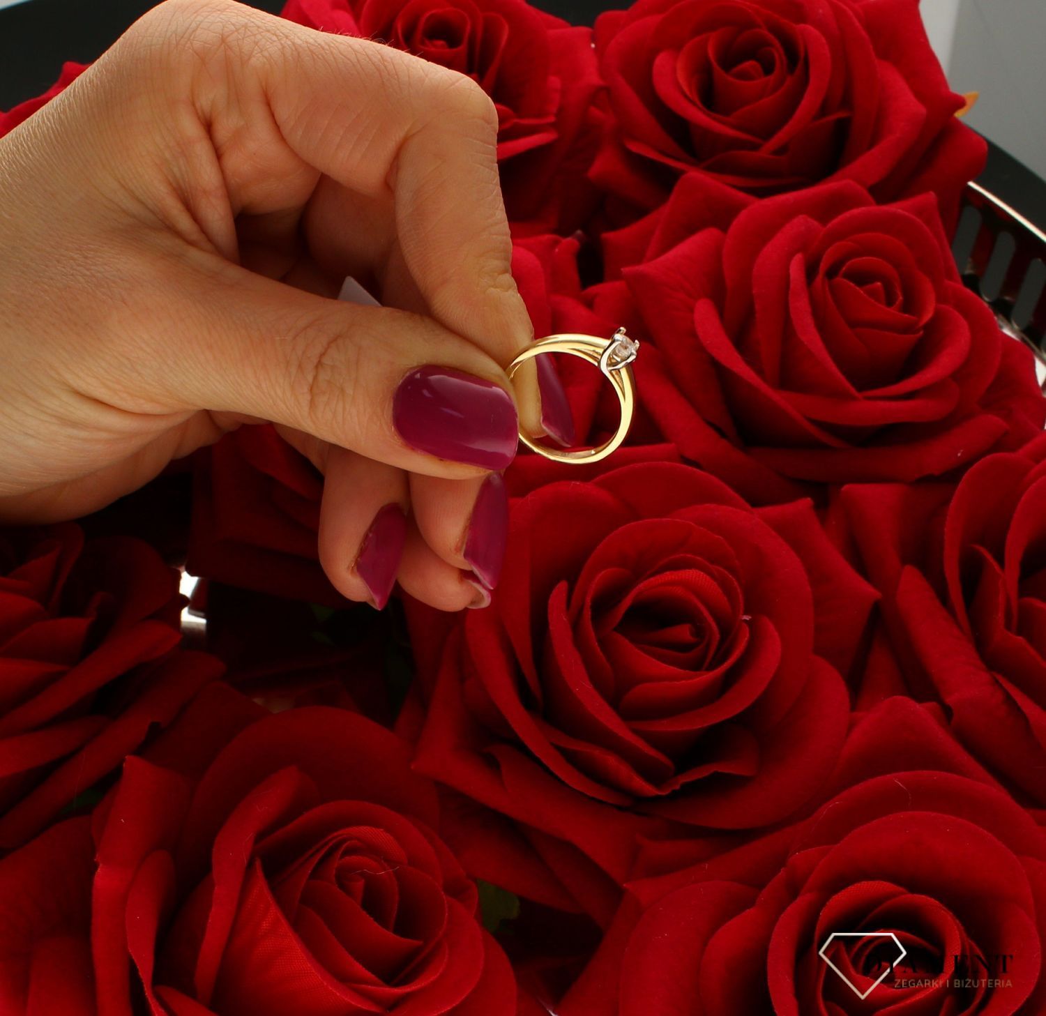 Złoty pierścionek 585 zaręczynowy DIA-PRS-4403-585. Ponadczasowy wzór inspirowany ikonami sztuki jubilerskiej podkreśli piękno wyjątkowych momentów zaręczyn, rocznic, jubileuszy. Pierścionek o klasycznym wyglądzie. Idealny p (4).jpg