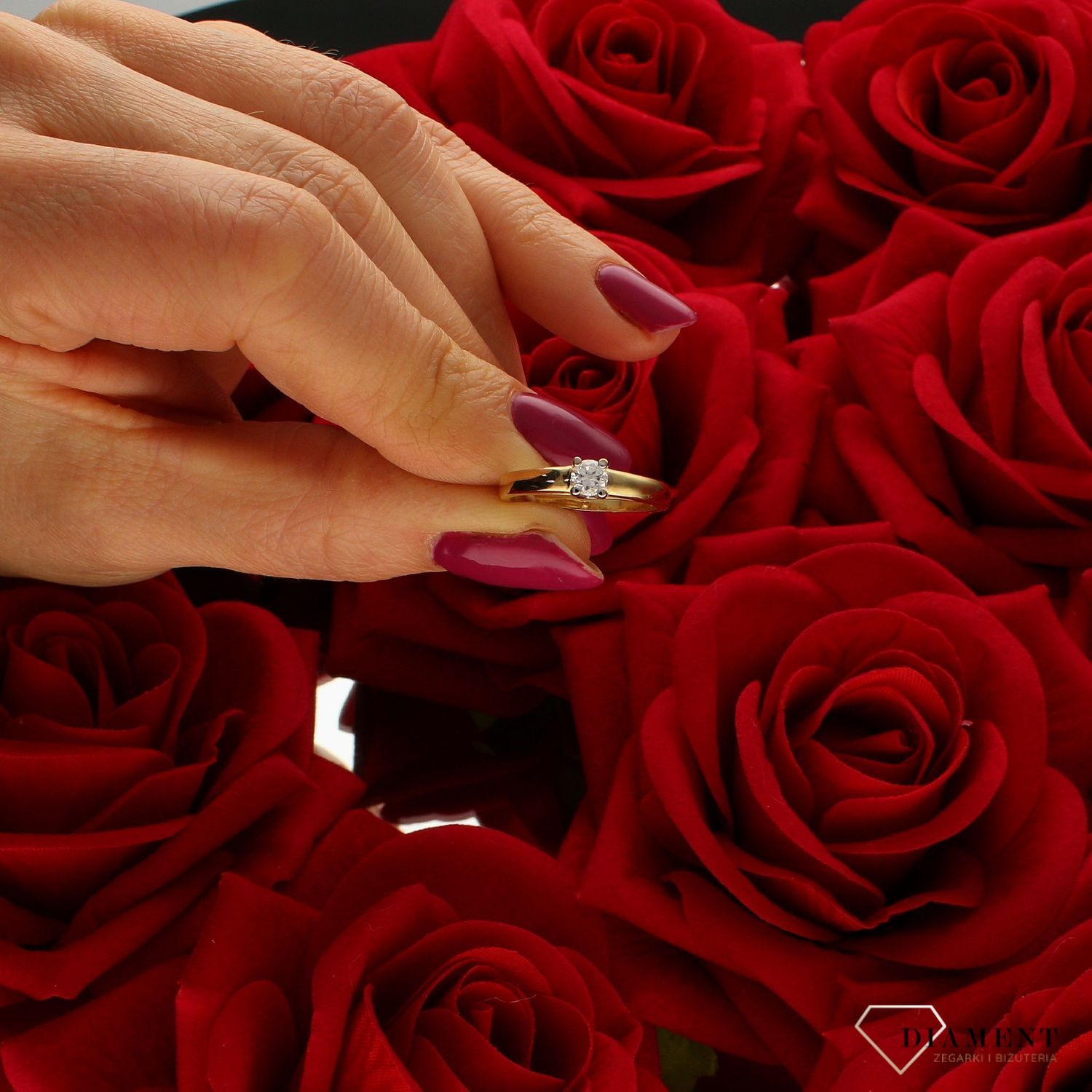 Złoty pierścionek 585 zaręczynowy DIA-PRS-4403-585. Ponadczasowy wzór inspirowany ikonami sztuki jubilerskiej podkreśli piękno wyjątkowych momentów zaręczyn, rocznic, jubileuszy. Pierścionek o klasycznym wyglądzie. Idealny p (4).jpg