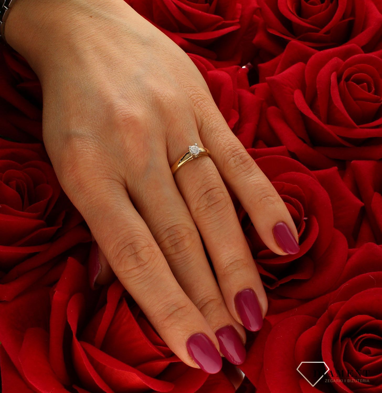 Złoty pierścionek 585 zaręczynowy DIA-PRS-4403-585. Ponadczasowy wzór inspirowany ikonami sztuki jubilerskiej podkreśli piękno wyjątkowych momentów zaręczyn, rocznic, jubileuszy. Pierścionek o klasycznym wyglądzie. Idealny p (4).jpg