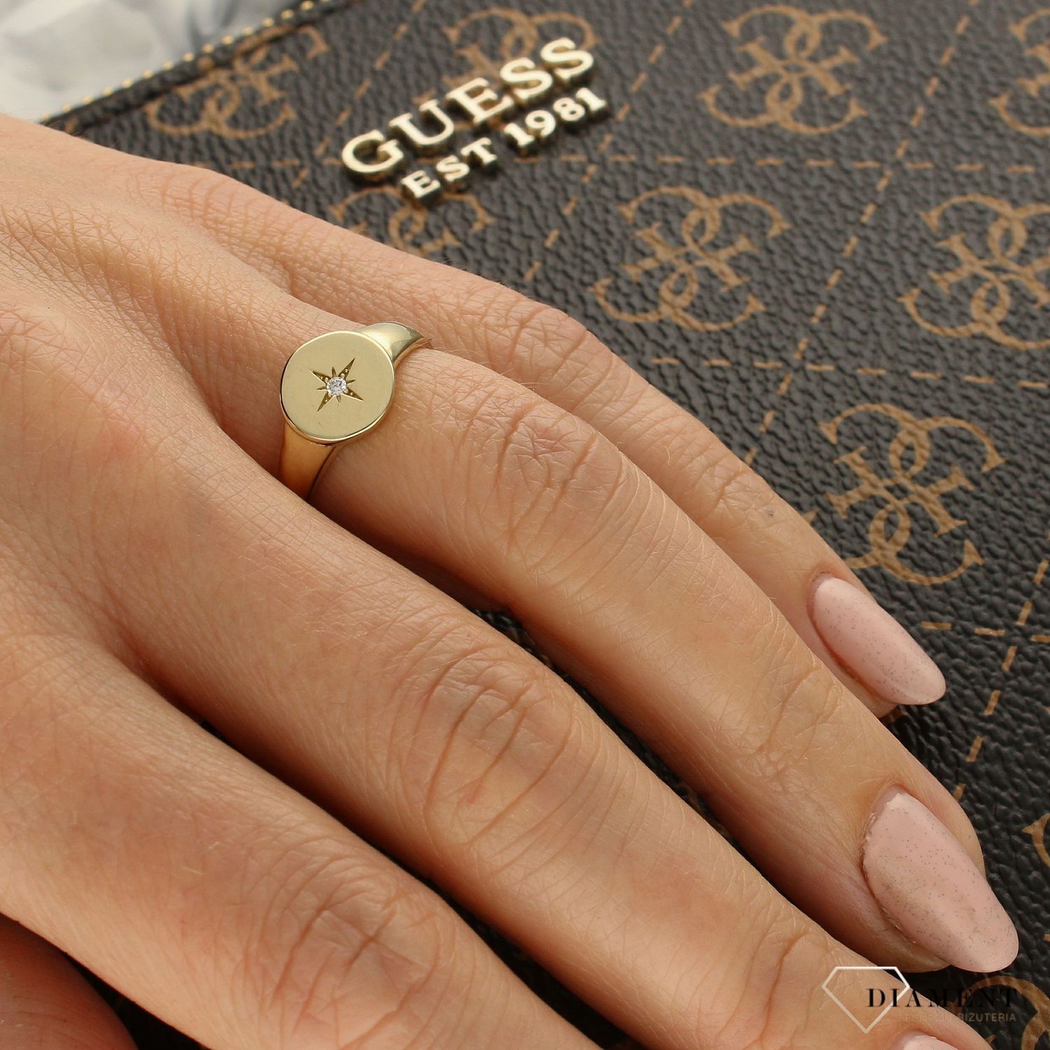 Złoty pierścionek sygnet ozdobiony gwiazdką z cyrkonią DIA-PRS-4434-585 (1).jpg