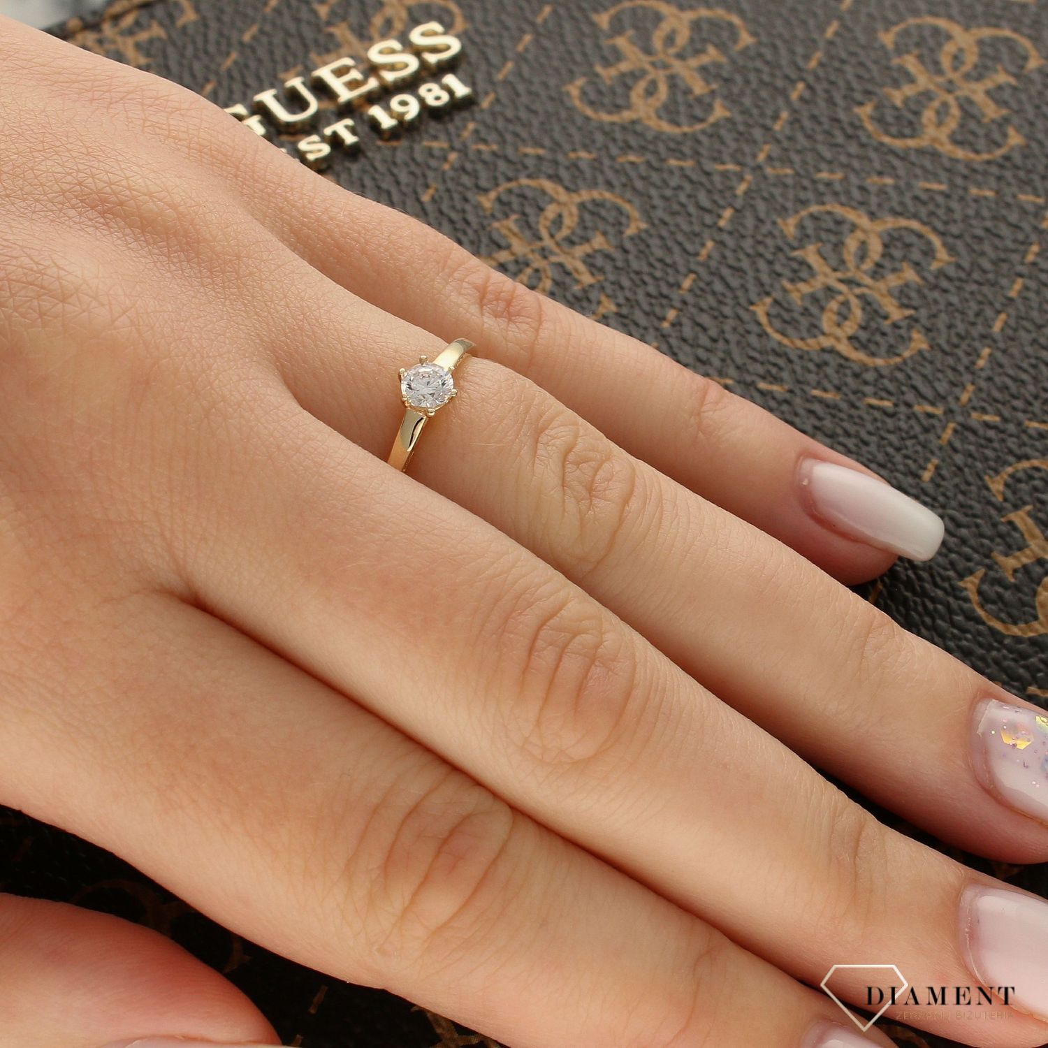 Złoty pierścionek zaręczynowy 'Magia chwili' DIA-PRS-4437-585 (1).jpg