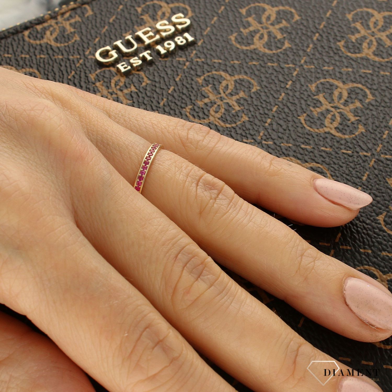 Złoty pierścionek obrączka z różową cyrkonią DIA-PRS-4439-585 (1).jpg