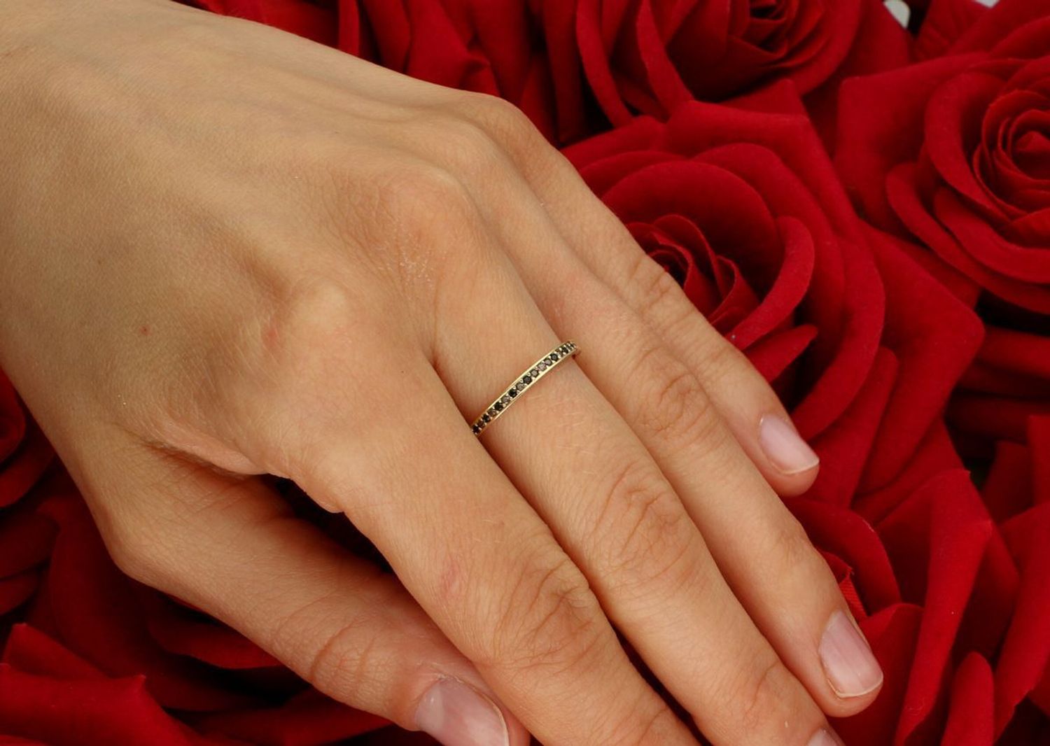 Złoty pierścionek obrączka damska 585 DIA-PRS-4458-585 z czarnymi cyrkoniami. Waga 1,13 g, rozmiar 14, szerokość szyny 1 mm. Subtelna elegancja w minimalistycznym stylu.1.jpg