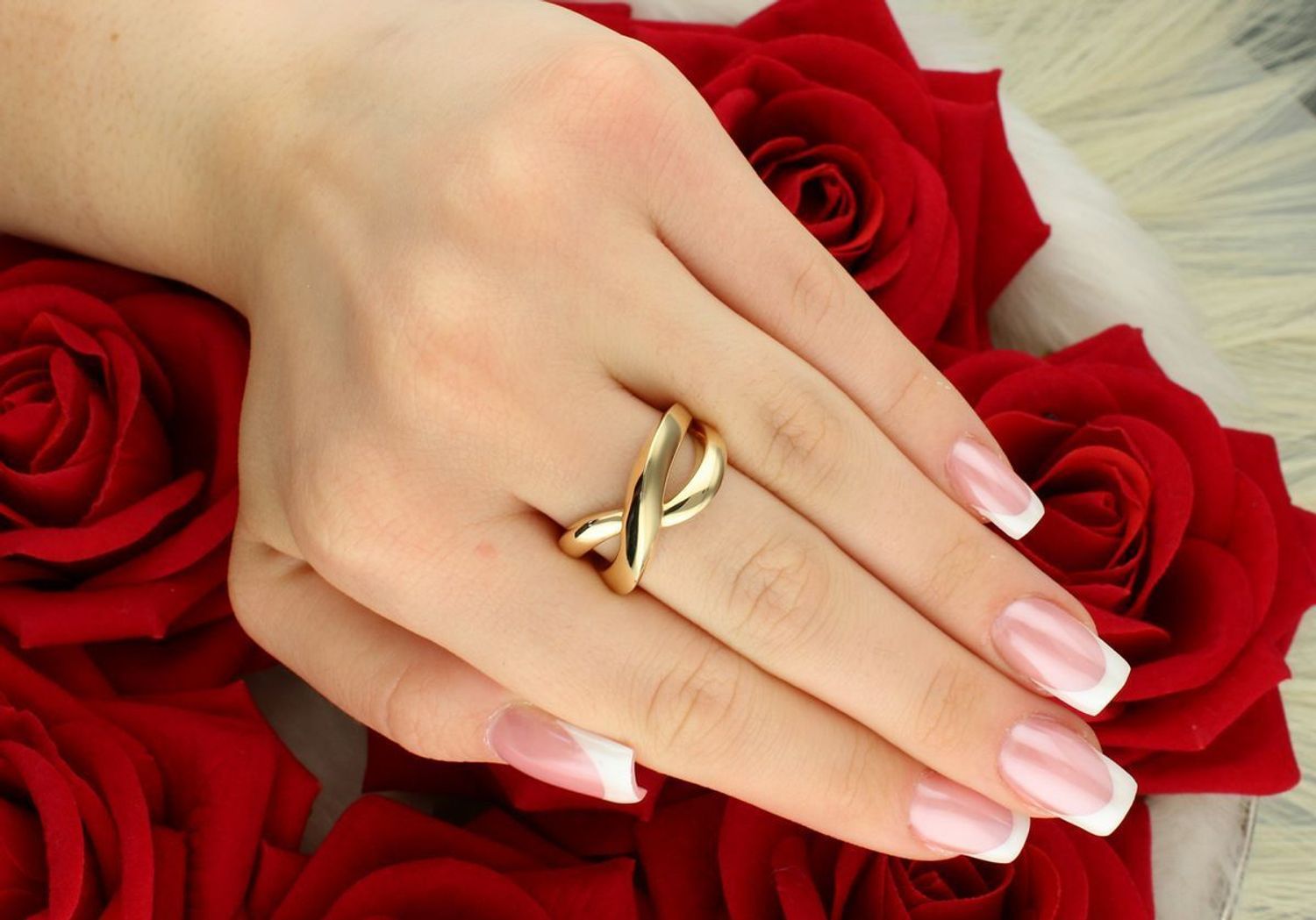 Złoty pierścionek damski o plecionym wzorze, wykonany z żółtego złota próby 585. Model DIA-PRS-4460-585 waży 3,38 g, szerokość górna 1,0 cm. Styl i elegancja w jednym.1.jpg