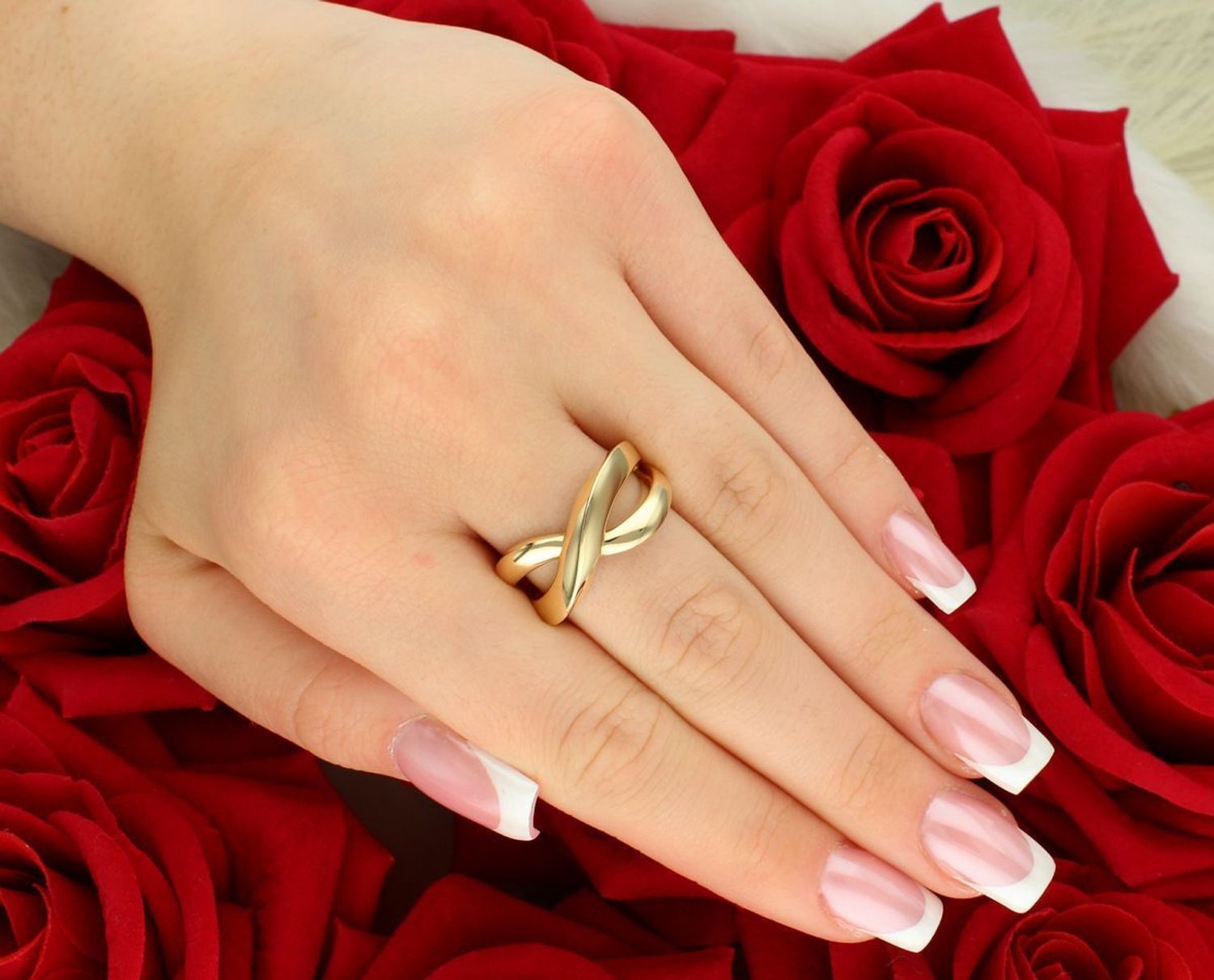 Złoty pierścionek damski o plecionym wzorze, wykonany z żółtego złota próby 585. Model DIA-PRS-4460-585 waży 3,38 g, szerokość górna 1,0 cm. Styl i elegancja w jednym.1.jpg