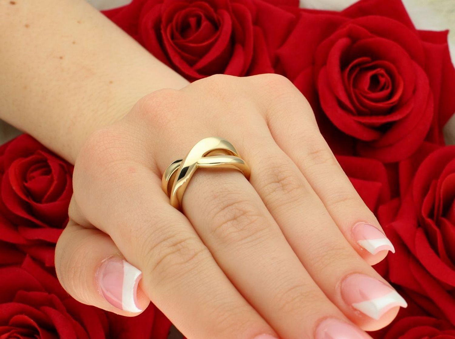 Złoty pierścionek damski o plecionym wzorze, wykonany z żółtego złota próby 585. Model DIA-PRS-4460-585 waży 3,38 g, szerokość górna 1,0 cm. Styl i elegancja w jednym.1.jpg