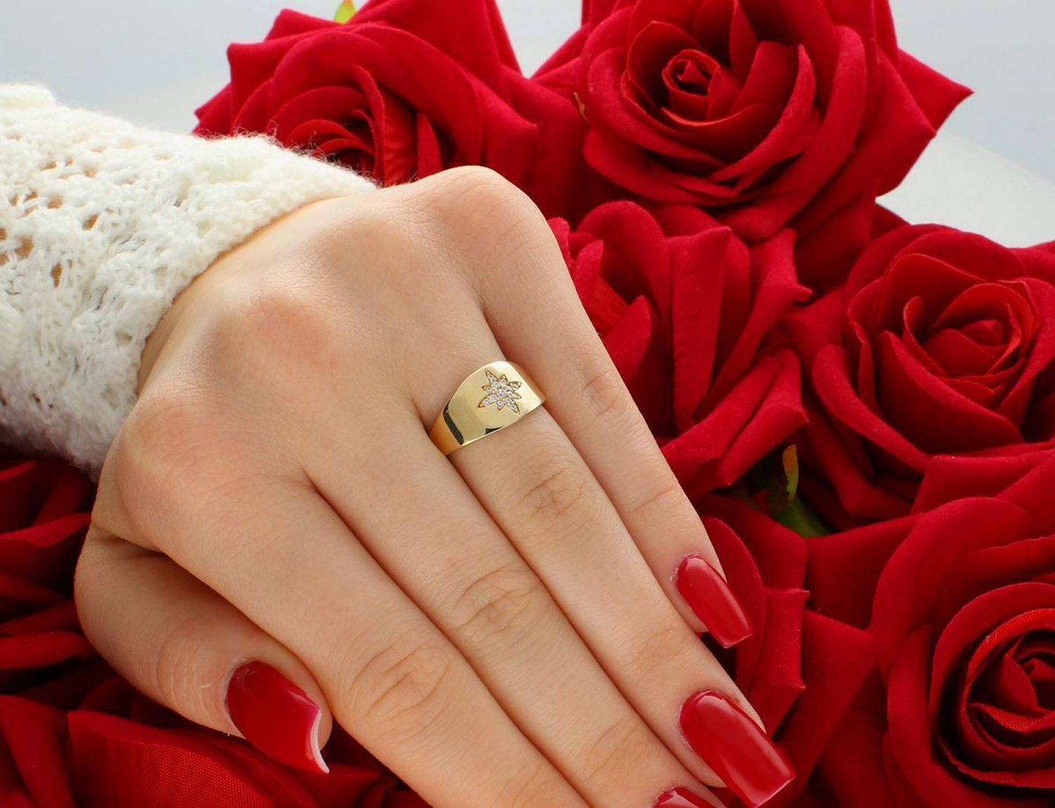 Złoty pierścionek damski 585 z kwiatkiem i cyrkonią. DIA-PRS-4461-585, 2,26 g. Romantyczna biżuteria o wyjątkowym uroku. Sprawdź ten model w naszym sklepie!1.jpg