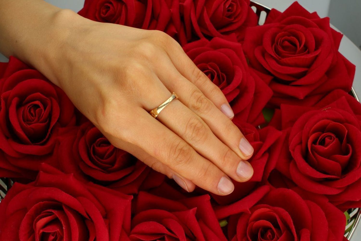 Złoty pierścionek damski próba 585, model DIA-PRS-4462-585, 2,49 g, szerokość górnej części pierścionka 4 mm, szerokość dolnej szyny pierścionka 2 mm. 1.jpg