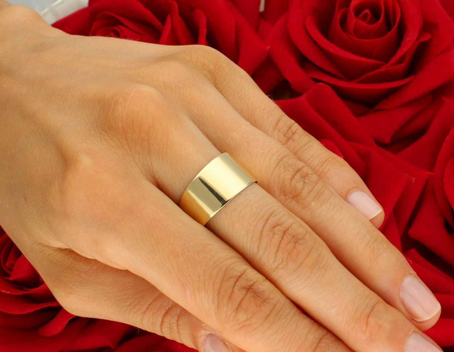 Złoty pierścionek damski 585 o szerokości 1 cm, zwężany do 0,7 cm. Modna i wygodna obrączka wykonana z 14-karatowego złota. Idealny prezent, wysoka jakość.1.jpg