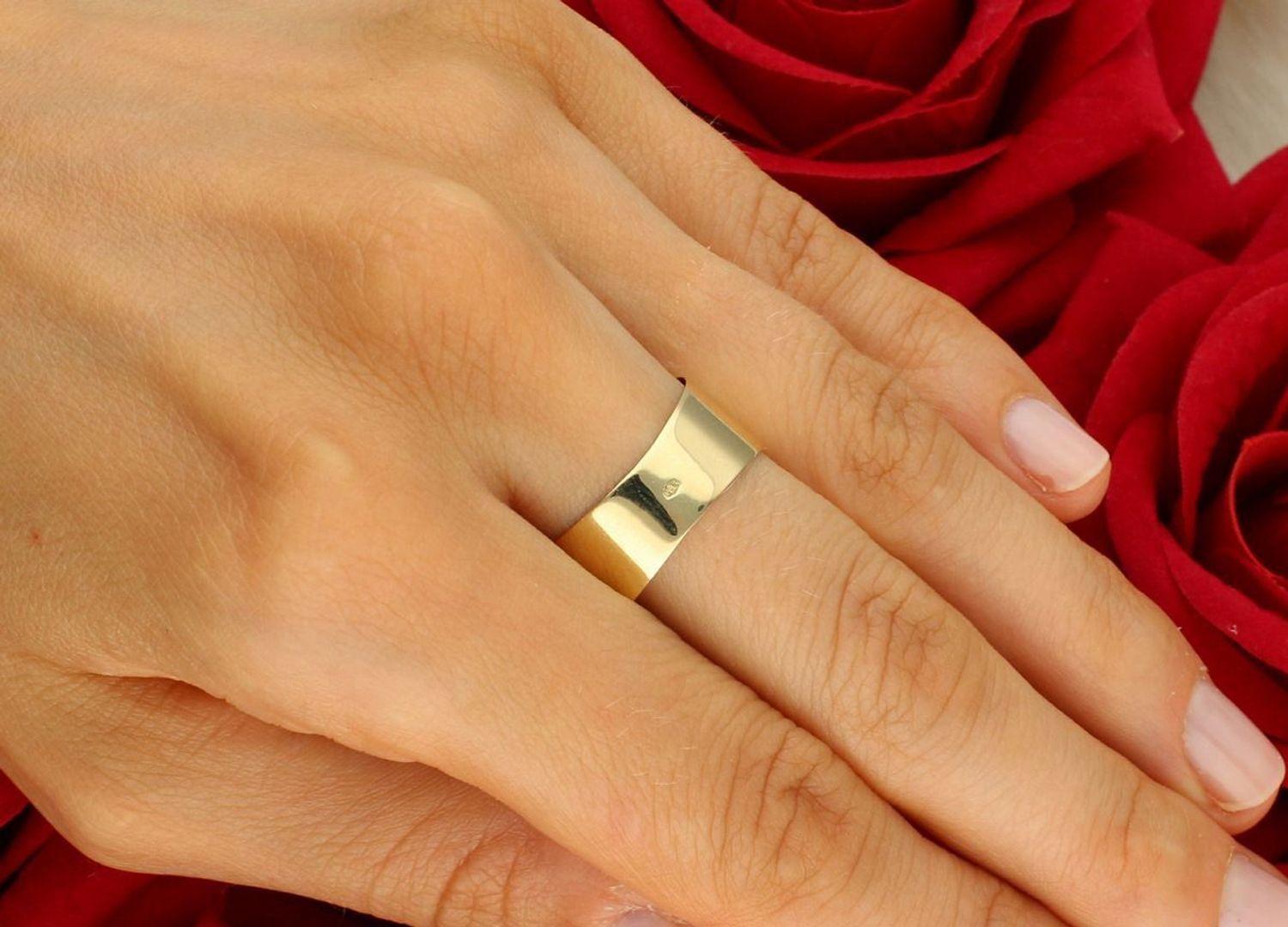 Złoty pierścionek damski 585 o szerokości 1 cm, zwężany do 0,7 cm. Modna i wygodna obrączka wykonana z 14-karatowego złota. Idealny prezent, wysoka jakość.1.jpg