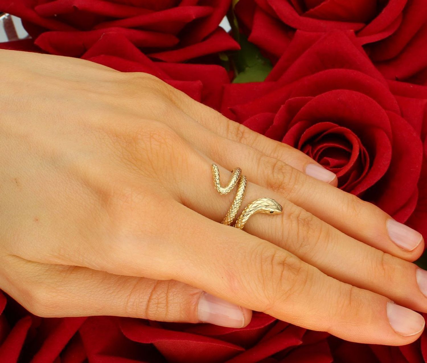 Pierścionek złoty wąż żmija z  grawerowaniem próba 585 DIA-PRS-4466-585. Pierścionek złoty żmija ozdobiony grawerowaniem. Pierścionek wykonany z zachowaniem dbałości o każdy szczegół i detal. 1.jpg