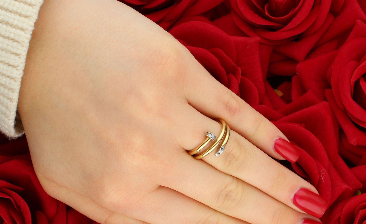 Pierścionek damski złoty 585 Zawinięty gwóźdź . Złoty pierścionek wykonany z 14 karatowego żółtego złota z dodatkiem białego złota i cyrkonii. Oryginalny kształt pierścionka sprawi, że będzie on przykuwał uwagę.1.jpg