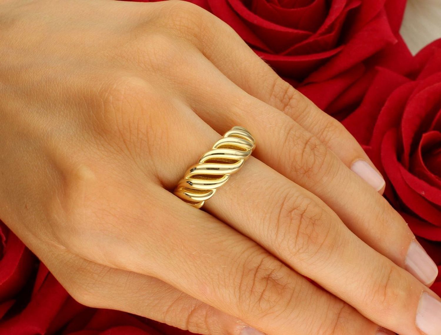 Złoty pierścionek damski próby 585 z ozdobnym wzorem. Górna część 8 mm, dolna szyna 3 mm, waga 3,67 g. Model DIA-PRS-4468-585 – elegancja i wyrazisty detal.1.jpg