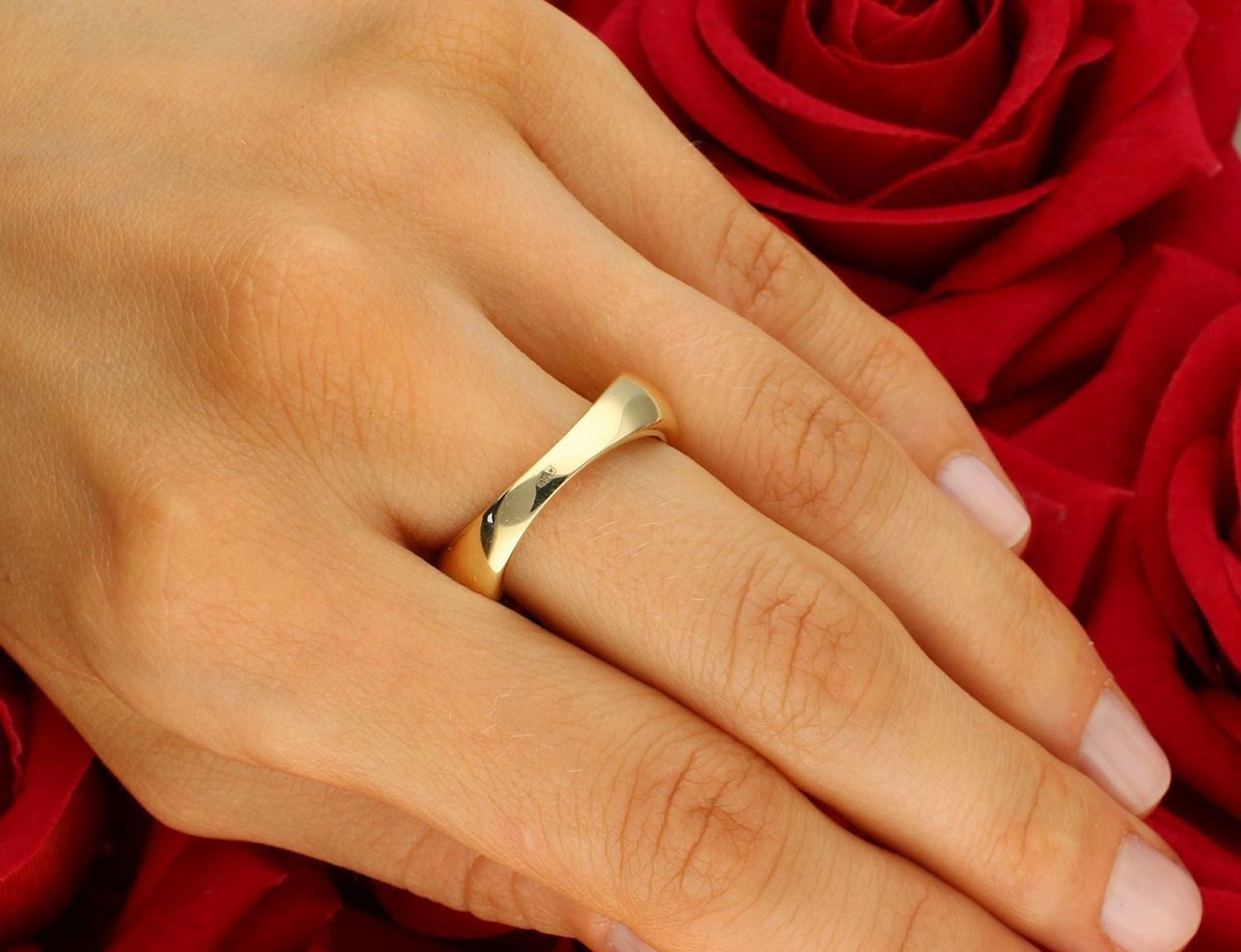 Złoty pierścionek damski próby 585 z ozdobnym wzorem. Górna część 8 mm, dolna szyna 3 mm, waga 3,67 g. Model DIA-PRS-4468-585 – elegancja i wyrazisty detal.1.jpg