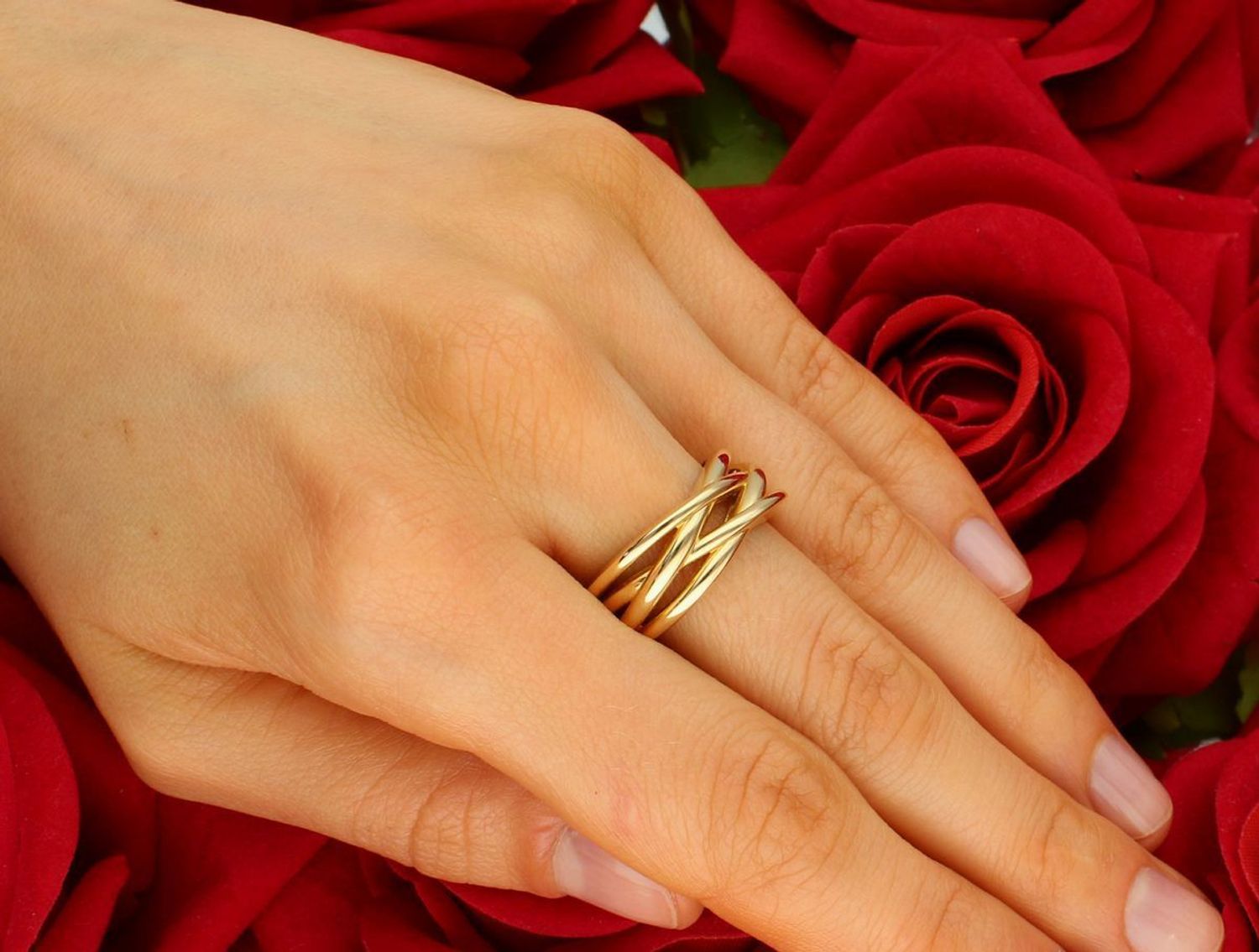 Pierścionek damski 585  przeplatane obrączki  DIA-PRS-4469-585. Szeroki złoty pierścionek 585 złożony z cienkich obrączek. Ten piękny, elegancki pierścionek wykonano z żółtego złota. 1.jpg