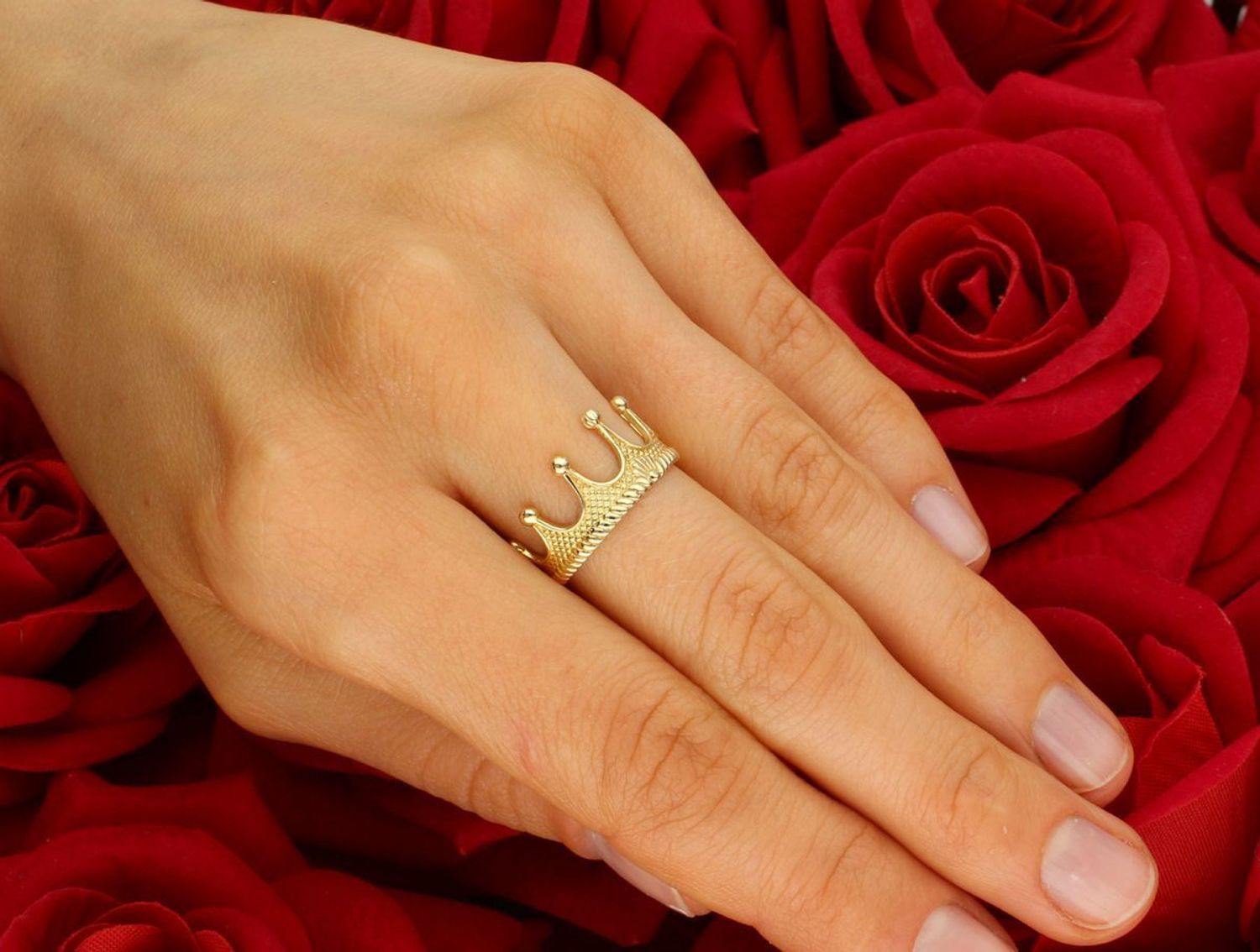 Złoty pierścionek damski 585 korona królowej DIA-PRS-4470-585 złoty damski pierścionek wykonany z wysokiej próby żółtego złota 585. Pierścionek ozdobiony wzorem korony zyskuje 1.jpg