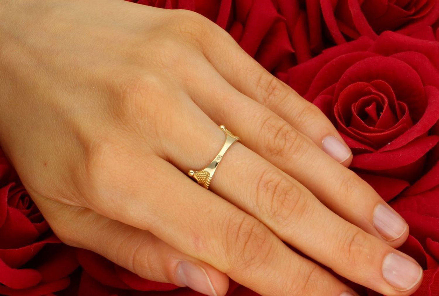 Złoty pierścionek damski 585 korona królowej DIA-PRS-4470-585 złoty damski pierścionek wykonany z wysokiej próby żółtego złota 585. Pierścionek ozdobiony wzorem korony zyskuje 1.jpg