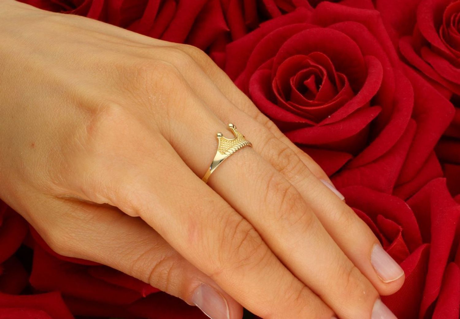 Złoty pierścionek damski 585 korona królowej DIA-PRS-4470-585 złoty damski pierścionek wykonany z wysokiej próby żółtego złota 585. Pierścionek ozdobiony wzorem korony zyskuje 1.jpg