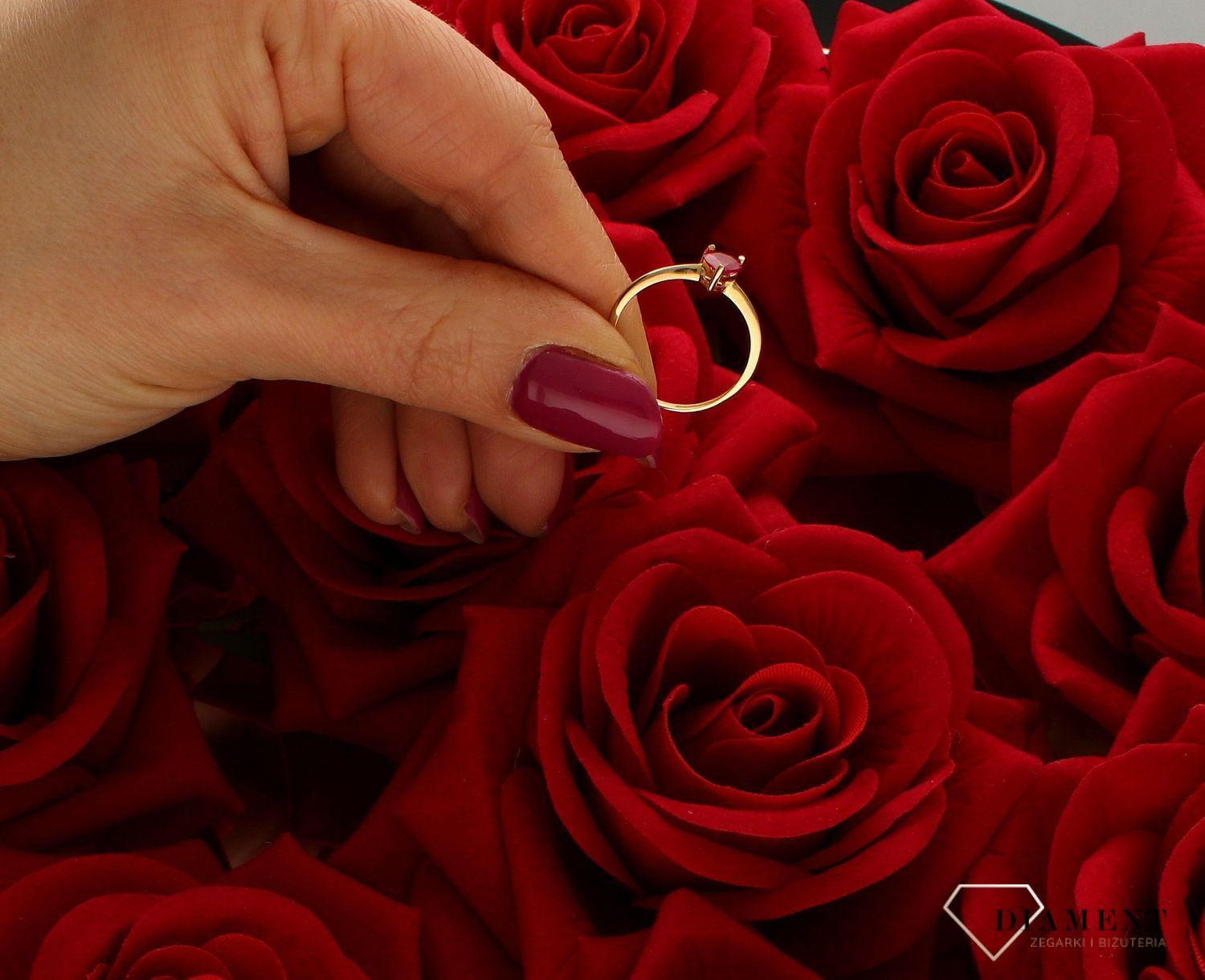 Złoty pierścionek 585 z czerwoną cyrkonią zaręczynowy DIA-PRS-4474-585.  Złoty pierścionek prosty ozdobiony wystającą czerwoną cyrkonią. Piękny pierścionek wykonany z wysokiej jakości złota próby 585. Ponadczasowy wzór inspi (4).jpg