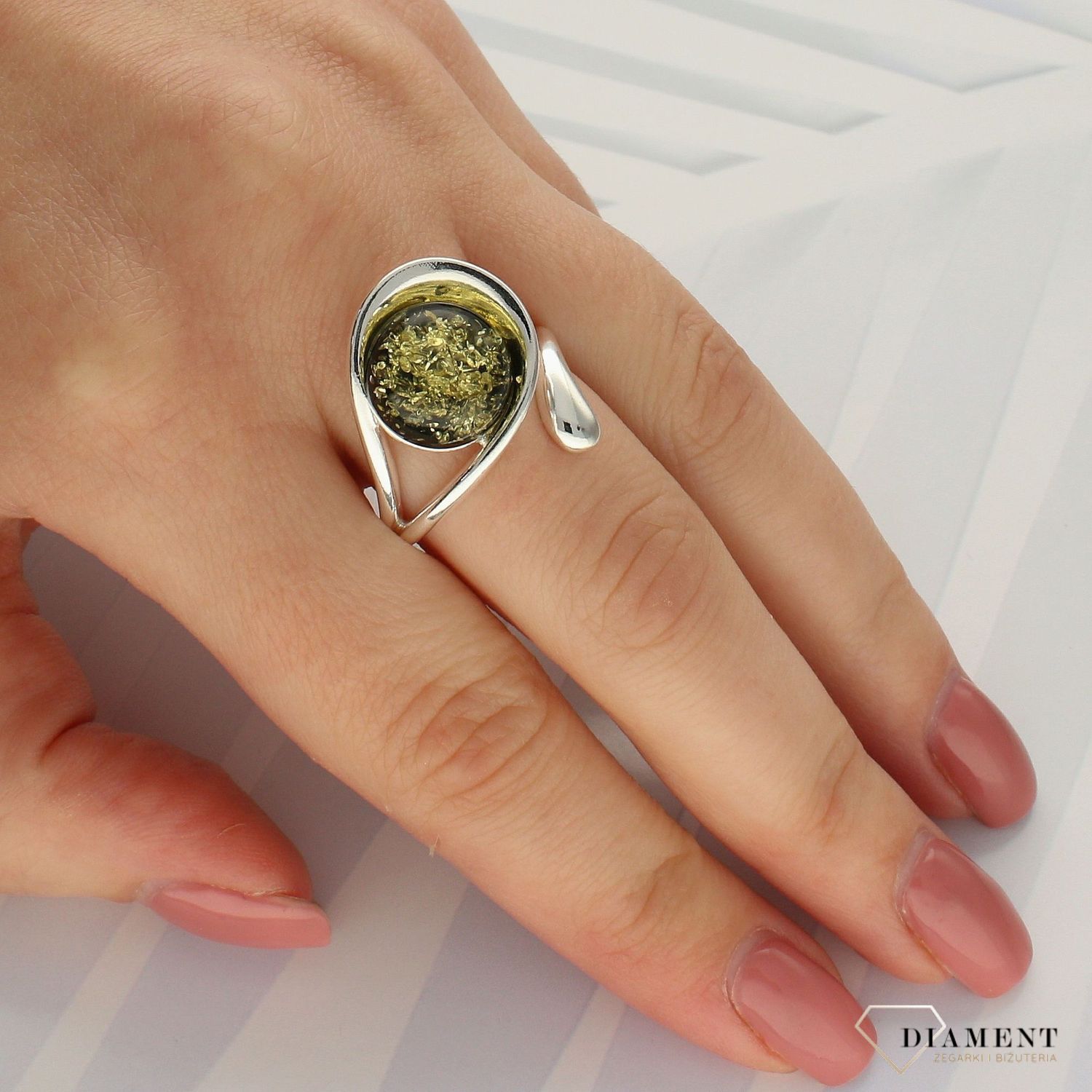Srebrny pierścionek 925 z przepięknym bursztynem o zielonym odcieniu DIA-PRS-4505-925 (1).jpg