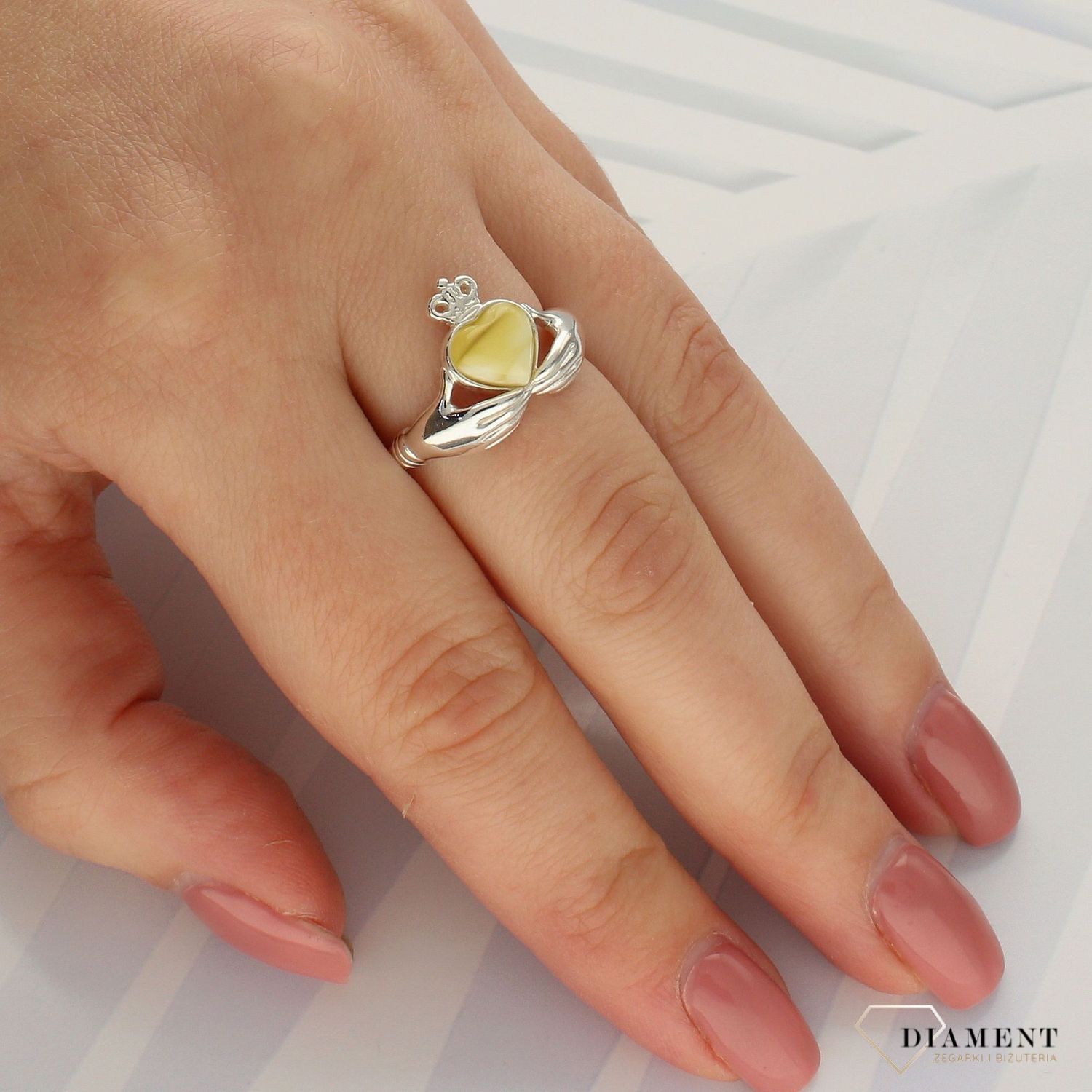 Srebrny pierścionek z bursztynem 925 'Serce na dłoniach z koroną' DIA-PRS-4515-925 (1).jpg